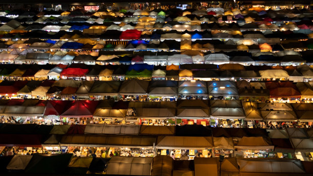 ฺ泰国曼谷- 10月30日，泰国曼谷Ratchada夜市的帐篷屋顶。图片下载