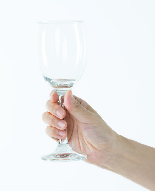手握空酒杯的女人图片下载