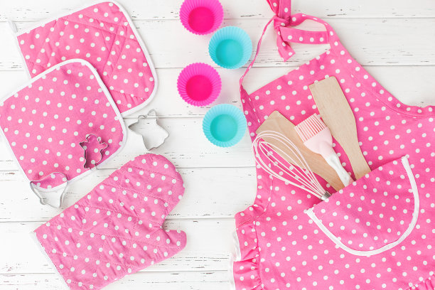 面包店的工具。厨房的背景。厨具俯视图。烹饪材料与拷贝空间平放。图片下载