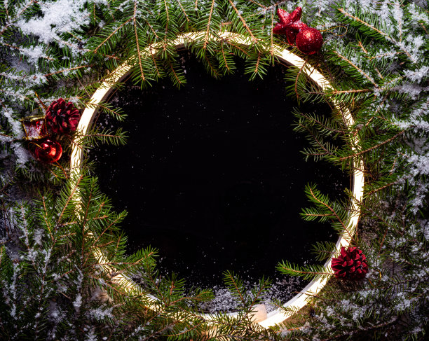 霓虹灯和冬天的东西制作的圣诞圆形框架在黑色的背景图片下载
