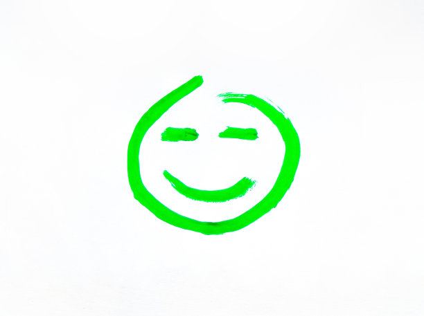 画在纸上的笑脸。图片下载