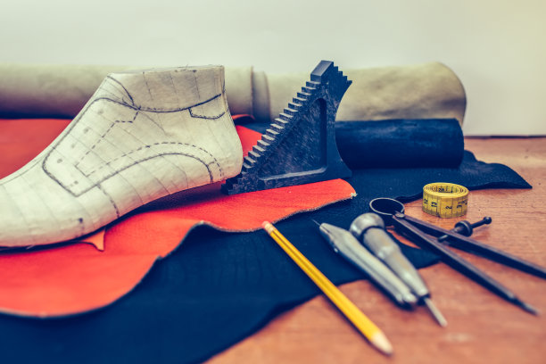 带工具的小鞋匠工作场所。图片下载