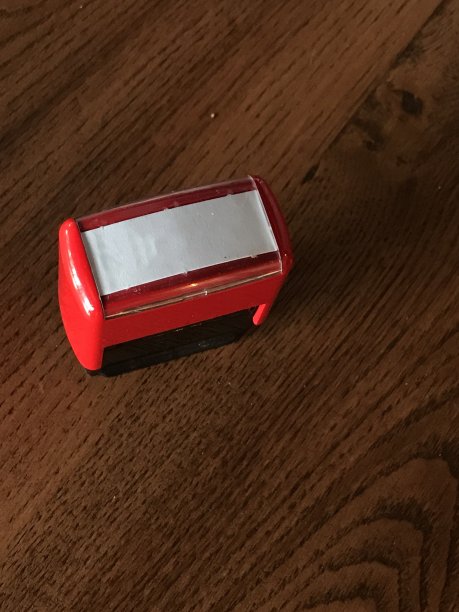 木头桌子上的红色印章图片下载