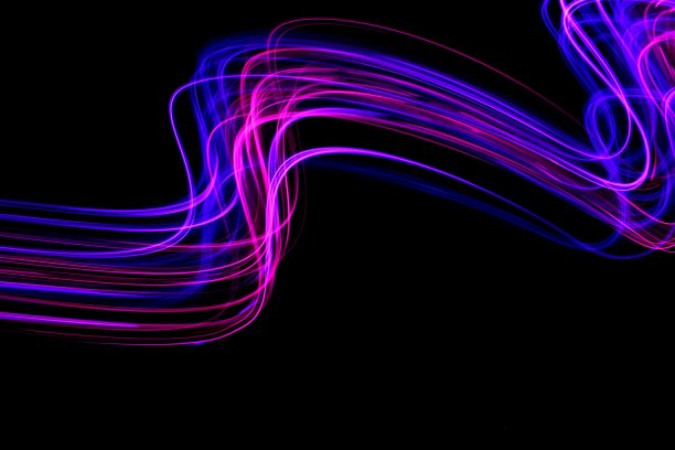 长时间曝光的照片，霓虹粉和紫色在抽象漩涡，平行线模式，以黑色背景。光绘摄影。图片下载