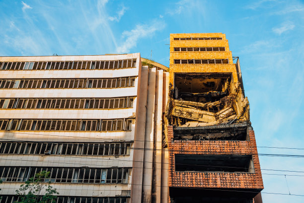 在塞尔维亚贝尔格莱德，被北约轰炸的受损建筑图片下载