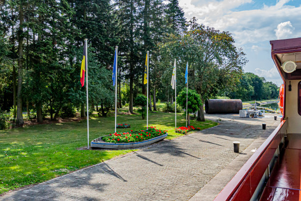 由绿色植被环绕的旗帜图片下载