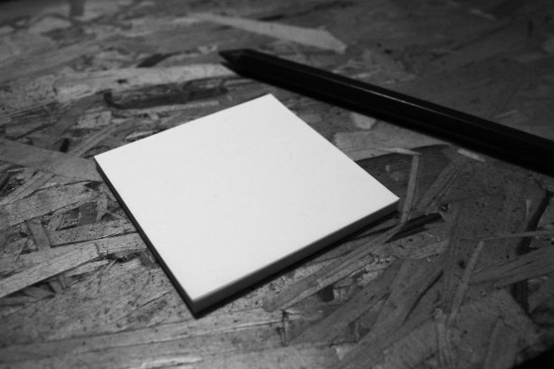 办公桌上的空白纸张和笔图片下载