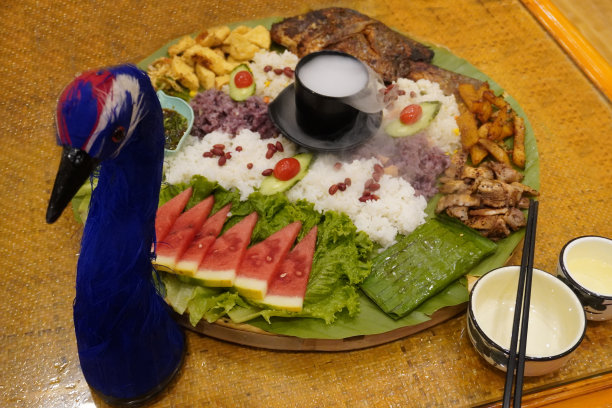 傣族宴会上的孔雀菜大托盘，丽江。图片下载