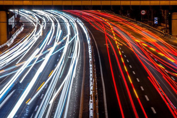 公路上有汽车行驶的痕迹图片下载