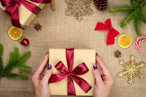 除夕背景。圣诞节庆祝活动模式。圣诞金饰上孤立亚麻质地。节日喜庆概念图片下载