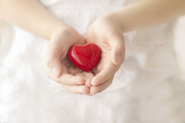 小女孩拿着一颗红心图片下载