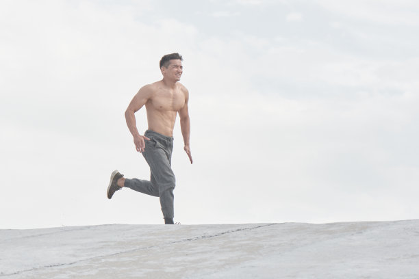 亚洲运动员在户外晨跑，哈萨克赛跑者极简风格的照片图片下载