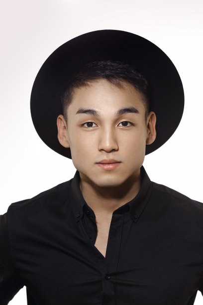 时尚亚洲男人肖像在黑色图片下载