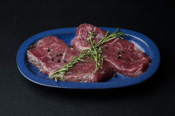 生牛排和蓝盘图片下载