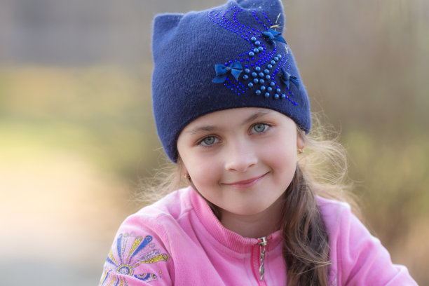 小女孩戴着帽子的特写图片下载
