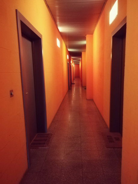 狭长的橙色走廊有门图片下载