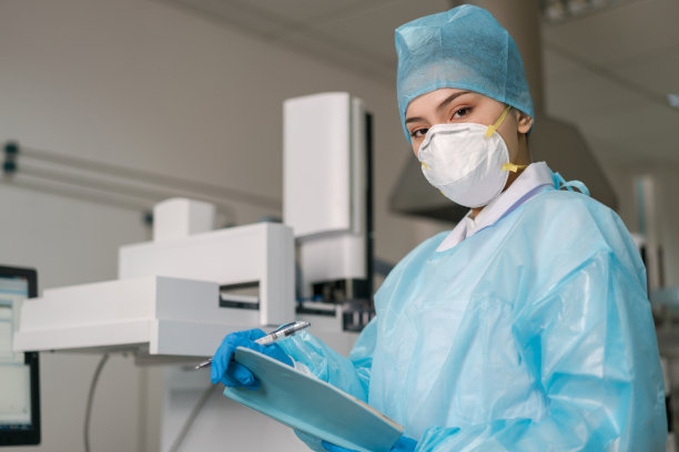 在实验室工作的年轻女科学家。素材图片