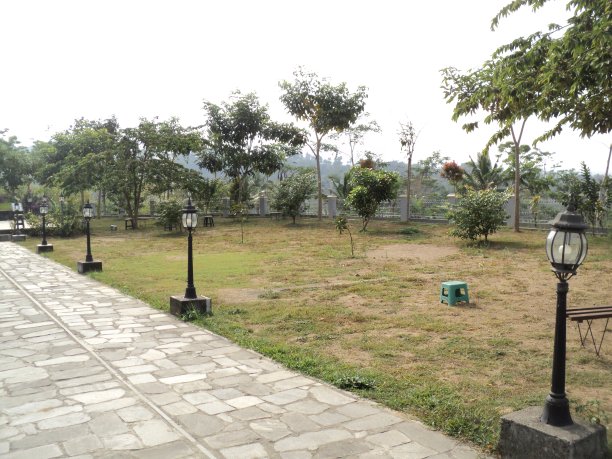 有黑色灯杆的花园灯图片下载