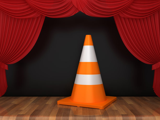 交通锥与红色舞台窗帘在木地板- 3D渲染图片下载