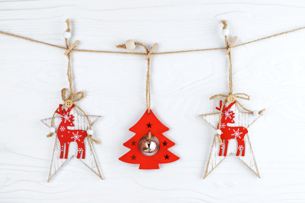 木制圣诞装饰在白色木制背景。图片下载