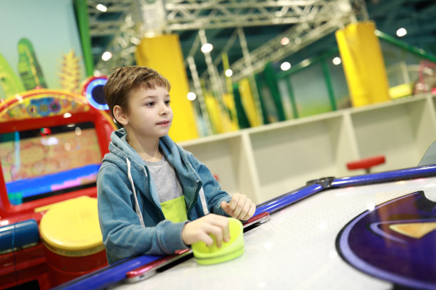 玩空中曲棍球的孩子图片下载