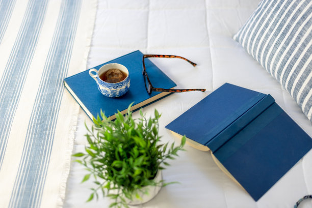 茶和书在家里白色的卧室里图片下载