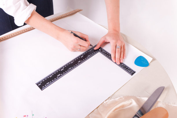 缝纫师为未来的产品制作纸样。缝纫工作室。女人从事她最喜欢的缝纫爱好图片下载
