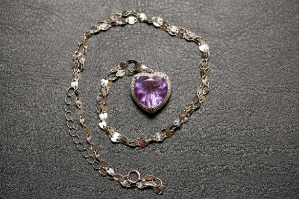 带有心形吊坠的项链图片下载