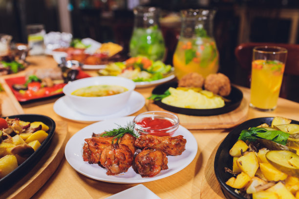 餐桌上有各种小吃和沙拉。鲑鱼，橄榄，葡萄酒，蔬菜，烤鱼吐司。家庭庆祝晚宴的概念。感恩节,圣诞节。veiw。图片下载