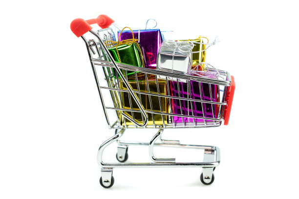 4轮手推车购物车装满了各种颜色的礼品盒在孤立的白色背景图片下载
