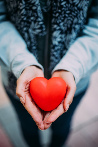 手持红心的女人图片下载