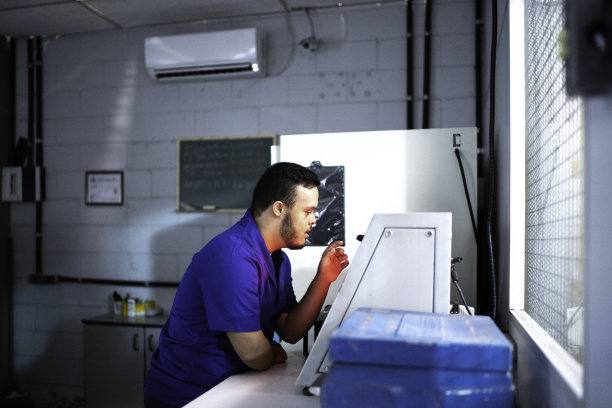 在工业上有特殊需要的使用机器的员工图片下载