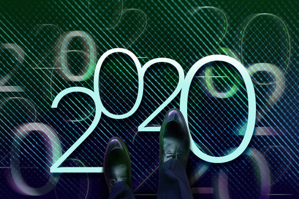 2020年的概念。低部分的商人在正式的商务着装迈向新的一年的挑战。数字情绪和色调。俯视图图片下载