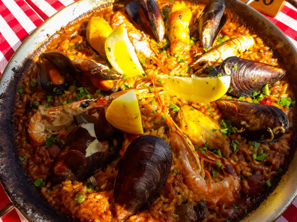 混合的西班牙海鲜饭。图片下载