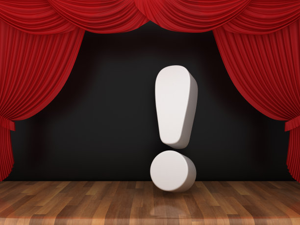 惊叹号与红色舞台窗帘在木地板- 3D渲染图片下载
