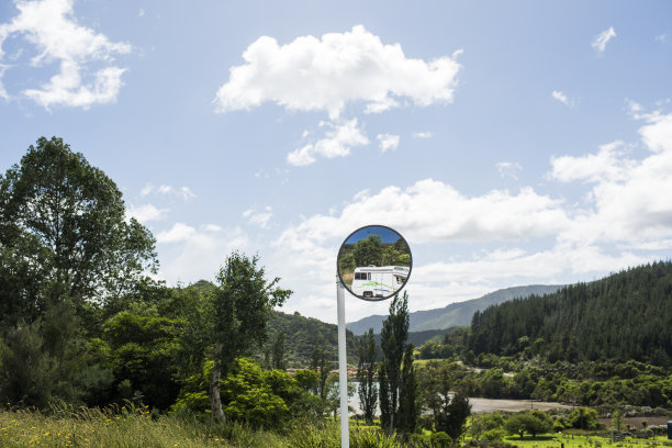 汽车后视镜中露营车的照片图片下载