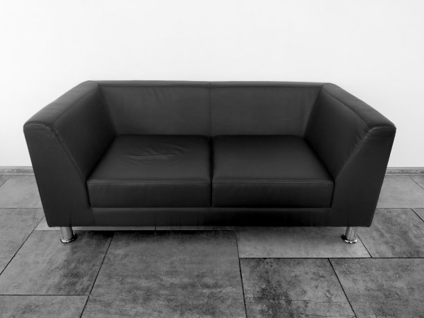 客厅的办公室沙发是深色的。黑白照片。图片下载