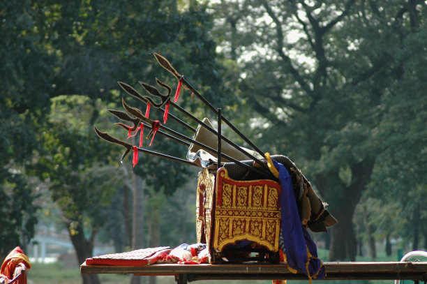 泰国皇家仪式用椅子，配有长矛。图片下载