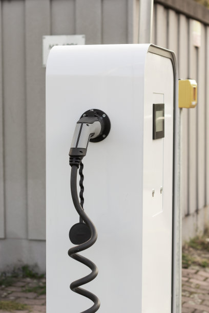 现代电动快速充电器适用于电动或混合动力汽车。绿色PHEV驱动方式的高科技充电器。生态友好的充电器。新一代环保绿色加油站。图片下载