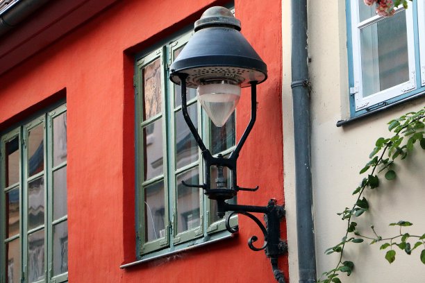 漂亮的很旧的灯挂在屋外的墙上图片下载
