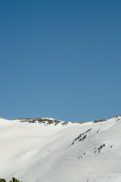 发现雪山在富山省，日本。这张照片摄于日本富山市图片下载