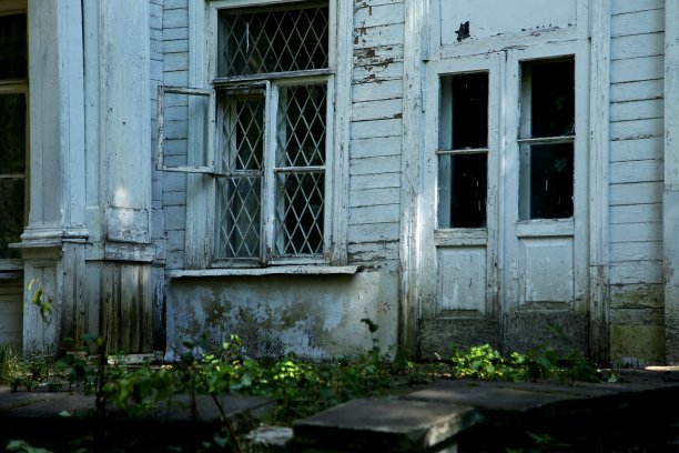 一个废弃的旧木屋。照片:莫斯科，2013年братцев庄园。图片下载