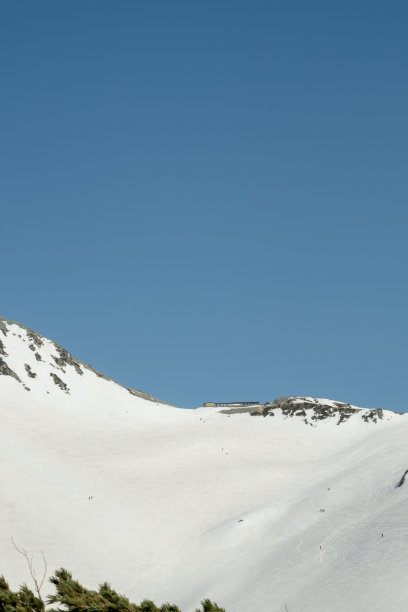 发现雪山在富山省，日本。这张照片摄于日本富山市图片下载