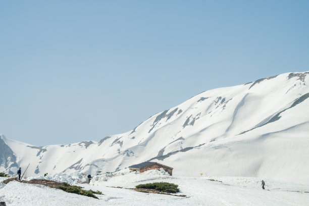 发现雪山在富山省，日本。这张照片摄于日本富山市图片下载