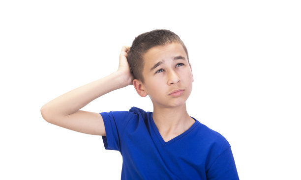 在白色的背景下，思考的十几岁的男孩带着好奇的面部表情抬头图片下载