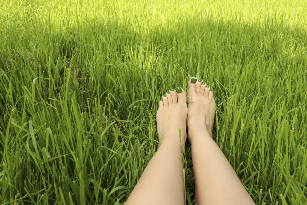 用绿色指甲油修脚图片下载