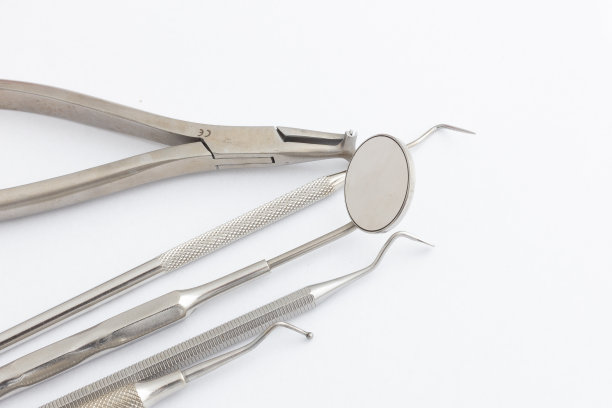 牙医镜像工具。牙齿保健，牙齿健康的概念。白色背景顶视图拷贝空间图片下载