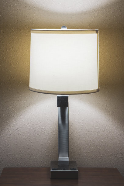 灯在桌子图片下载