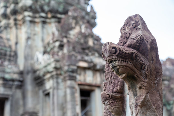 守卫寺庙入口的蛇头。柬埔寨暹粒有很多不同世纪的不同寺庙。图片下载