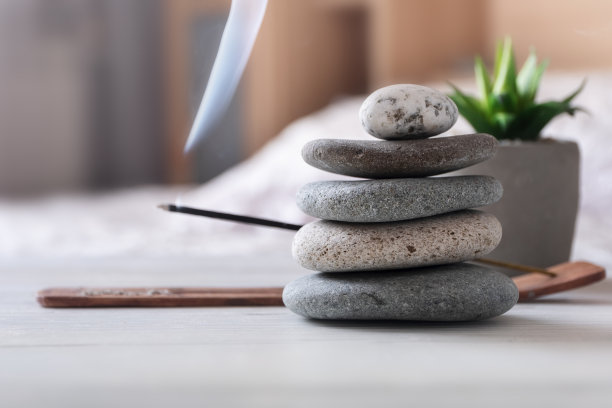 放松，在家冥想。卧室内。金字塔的禅宗石，香，花。图片下载